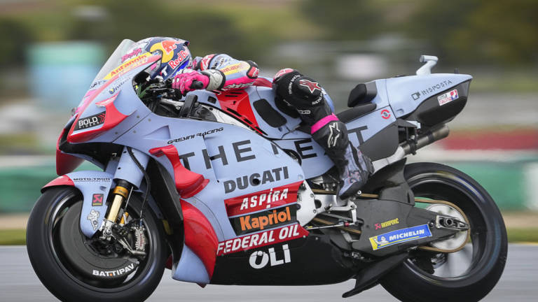 MotoGp, Gp del Portogallo: Zarco beffa tutti, Bezzecchi ottimo 6°, Bastianini cade e scatta in sesta fila MotoGp, Gp del Portogallo: Zarco beffa tutti, Bezzecchi ottimo 6°, Bastianini cade e scatta in sesta fila