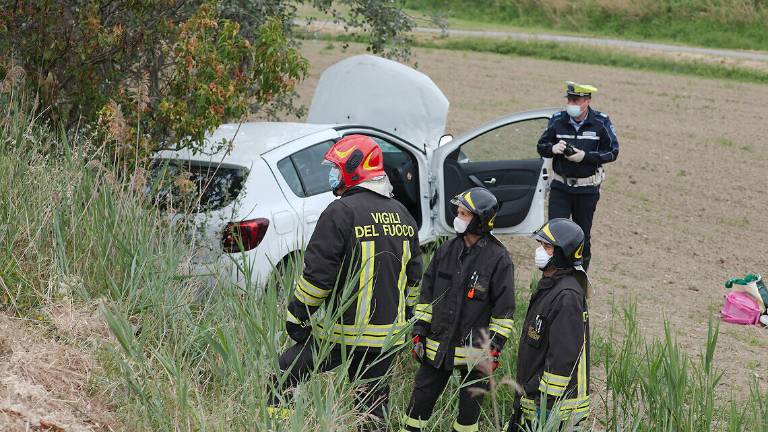 Ravenna, esce di strada e l'auto cappotta nel campo: grave una 20enne Ravenna, esce di strada e l'auto cappotta nel campo: grave una 20enne