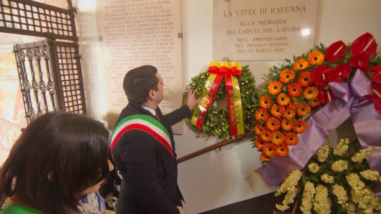 Ravenna, tragedia Mecnavi: l'omaggio alle 13 vittime per il 36° anniversario Ravenna, tragedia Mecnavi: l'omaggio alle 13 vittime per il 36° anniversario