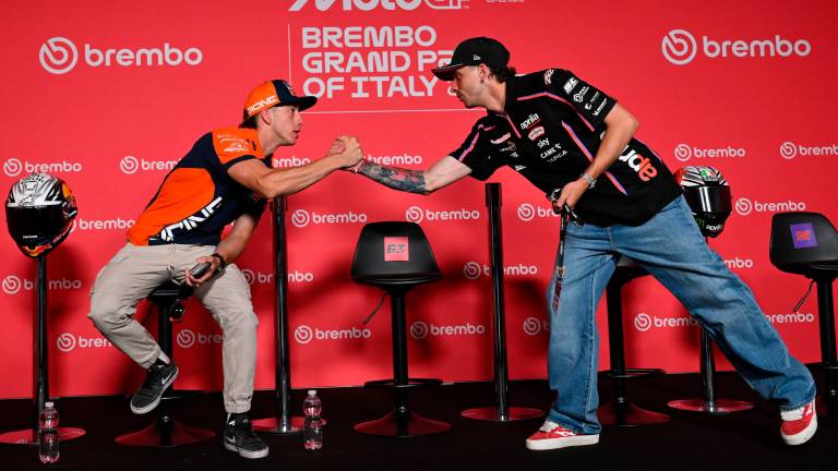 Marco Bezzecchi stringe la mano a Pedro Acosta in conferenza stampa Marco Bezzecchi stringe la mano a Pedro Acosta in conferenza stampa