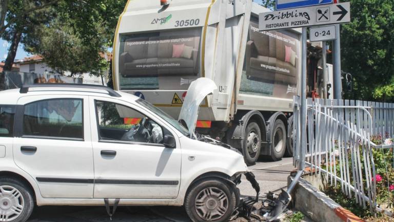 Ravenna, scontro tra una Panda e il camion di Hera: ferite due ragazze Ravenna, scontro tra una Panda e il camion di Hera: ferite due ragazze