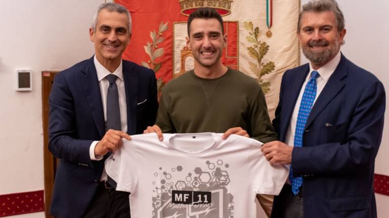 Motociclismo, Ferrari regala la maglia del suo fan club al sindaco di Rimini Motociclismo, Ferrari regala la maglia del suo fan club al sindaco di Rimini