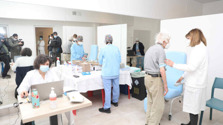 Iniziate le vaccinazioni in piscina a Cesenatico Iniziate le vaccinazioni in piscina a Cesenatico