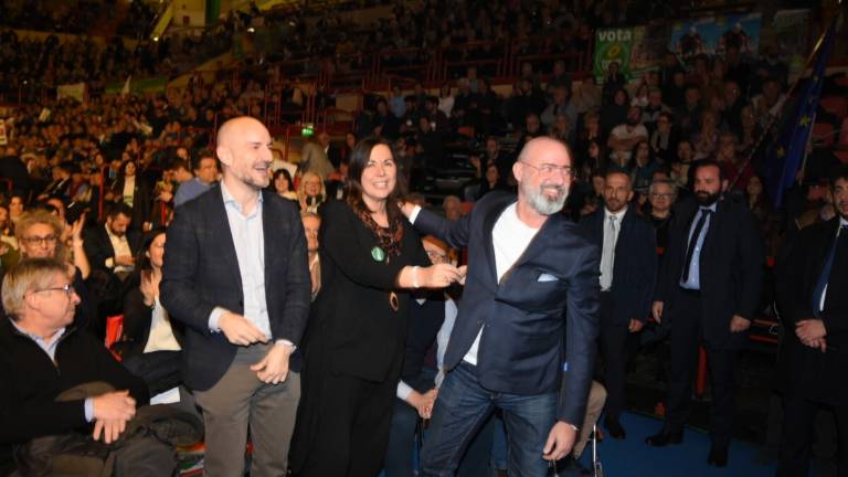 Forlì, in tremila al PalaGalassi per Bonaccini Forlì, in tremila al PalaGalassi per Bonaccini