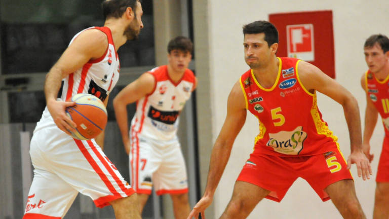 Basket A2, il derby romagnolo OraSì-Unieuro all'ultima giornata Basket A2, il derby romagnolo OraSì-Unieuro all'ultima giornata