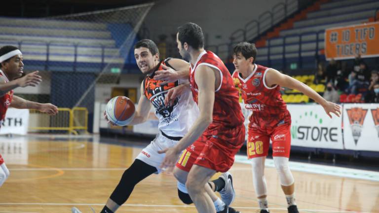Basket B, Tigers-Ozzano: domenica calda al Carisport Basket B, Tigers-Ozzano: domenica calda al Carisport