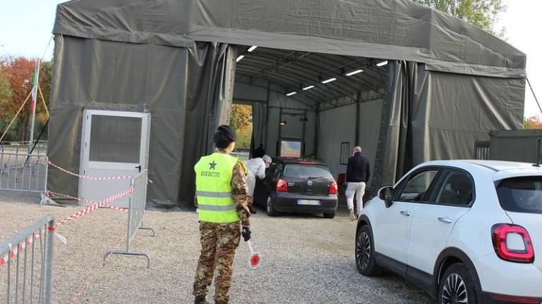 Imola, vaccini al centro sociale Tozzona e test a mille studenti Imola, vaccini al centro sociale Tozzona e test a mille studenti