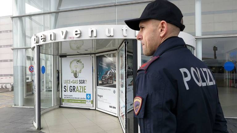 Ruba il portafogli a una signora in libreria e minaccia la vigilanza: arrestata alle Befane Ruba il portafogli a una signora in libreria e minaccia la vigilanza: arrestata alle Befane