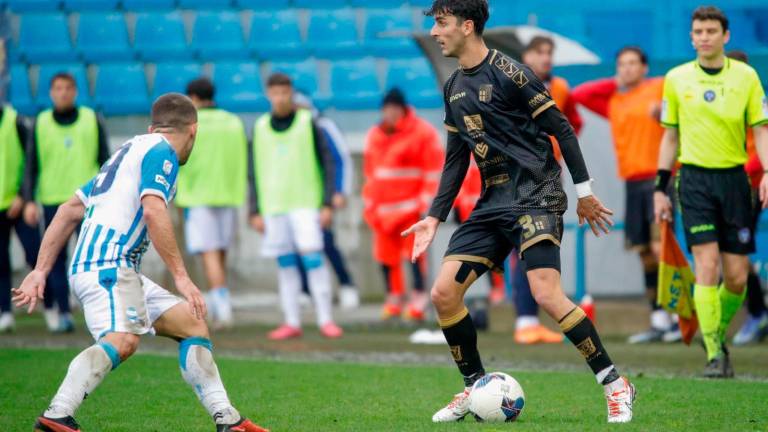 Il terzino sinistro Gabriele Quacquarelli contro il ravennate Nicola Delmonte nella gara di domenica contro la Spal Il terzino sinistro Gabriele Quacquarelli contro il ravennate Nicola Delmonte nella gara di domenica contro la Spal