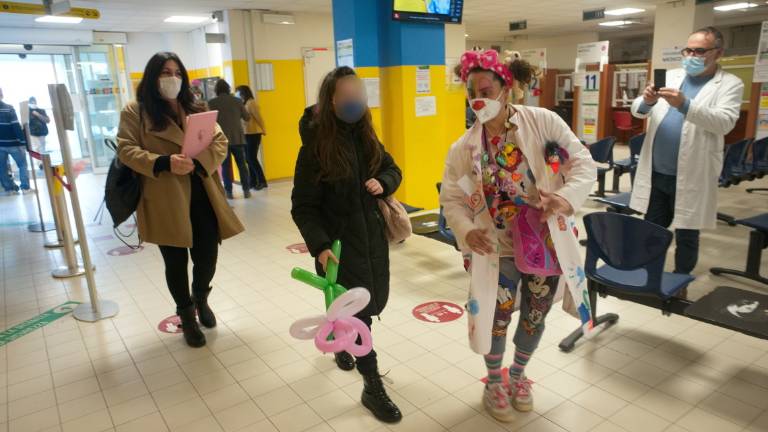 Vaccini ai bambini, prime 60 dosi. A Ravenna in campo anche i clown Vaccini ai bambini, prime 60 dosi. A Ravenna in campo anche i clown