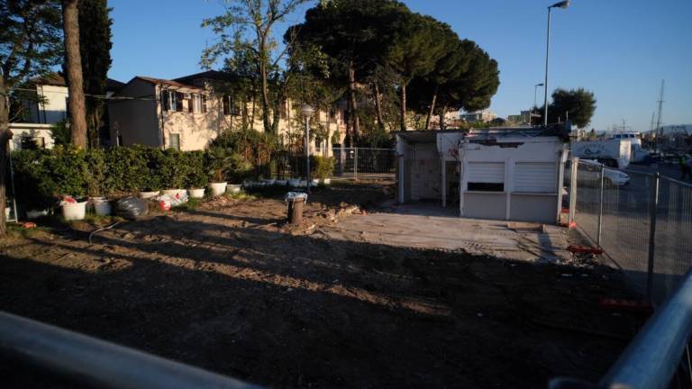 Rimini, demolito il bar della Jole... non resterà nulla Rimini, demolito il bar della Jole... non resterà nulla
