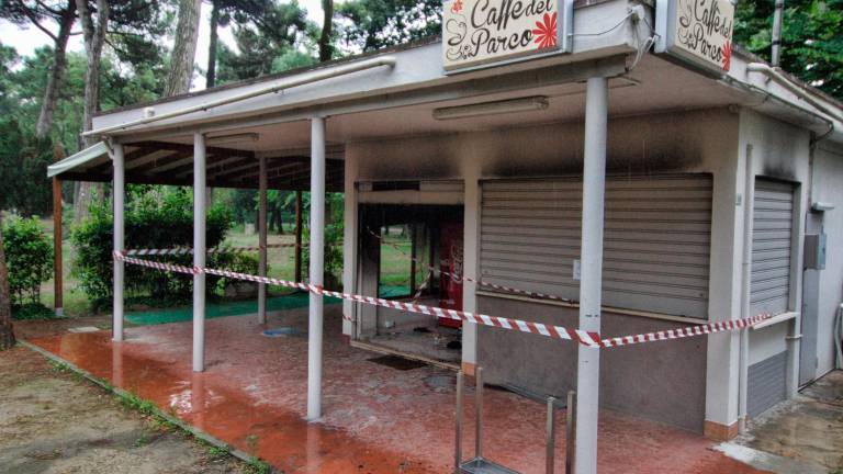 L’incendio del 2016 che ha danneggiato il Caffè del Parco L’incendio del 2016 che ha danneggiato il Caffè del Parco