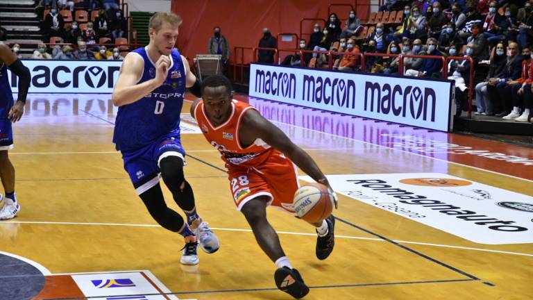 Basket A2, Hayes prende per mano l'Unieuro a San Severo (58-71) Basket A2, Hayes prende per mano l'Unieuro a San Severo (58-71)