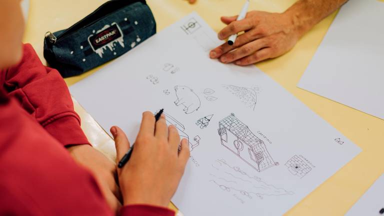 Dal lavoro in classe al disegno sul muro: genesi del murale della nuova scuola di San Piero Dal lavoro in classe al disegno sul muro: genesi del murale della nuova scuola di San Piero