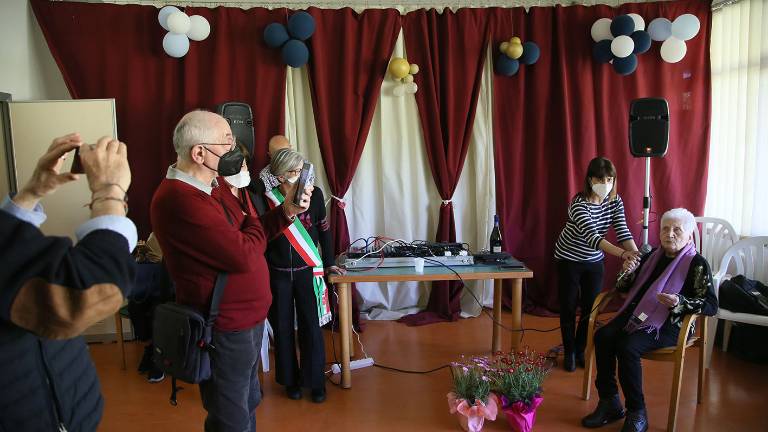 Lugo, a 101 anni prende il microfono e recita a memoria l'inizio dell'Inferno di Dante e una poesia di Pascoli Lugo, a 101 anni prende il microfono e recita a memoria l'inizio dell'Inferno di Dante e una poesia di Pascoli