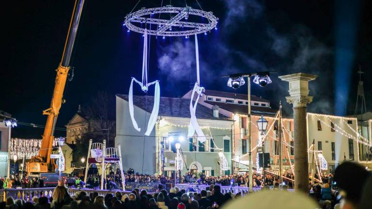 Cesenatico, diverse migliaia di persone per lo spettacolo e l’accensione delle luci del presepe della marineria - Gallery Cesenatico, diverse migliaia di persone per lo spettacolo e l’accensione delle luci del presepe della marineria - Gallery