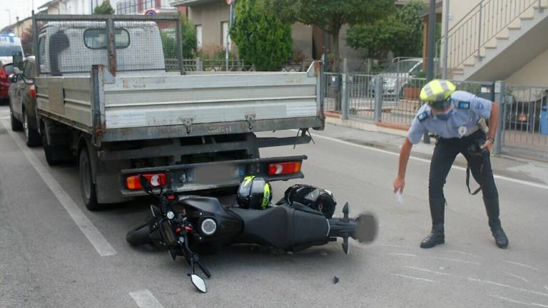Ravenna, a Ponte Nuovo moto urta camion in sosta, feriti due 17enni Ravenna, a Ponte Nuovo moto urta camion in sosta, feriti due 17enni