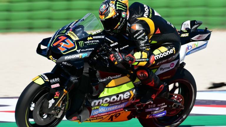 MotoGp a Misano: Bezzecchi smonta il record con una mano sola già nelle prove libere MotoGp a Misano: Bezzecchi smonta il record con una mano sola già nelle prove libere