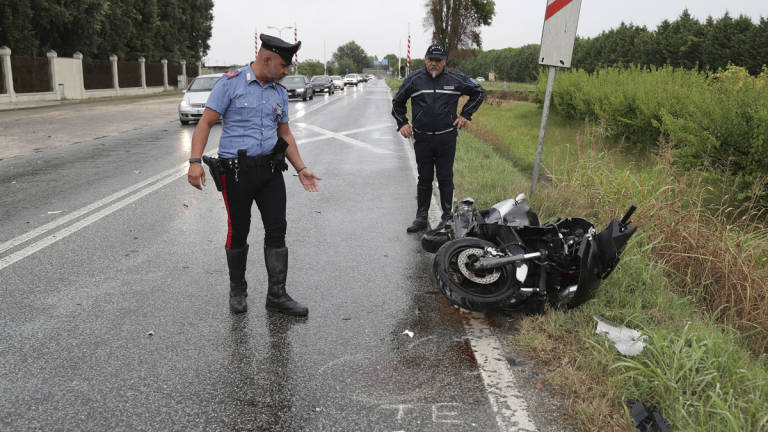 Ravenna, con lo scooter contro un'auto: ferito un giovane Ravenna, con lo scooter contro un'auto: ferito un giovane