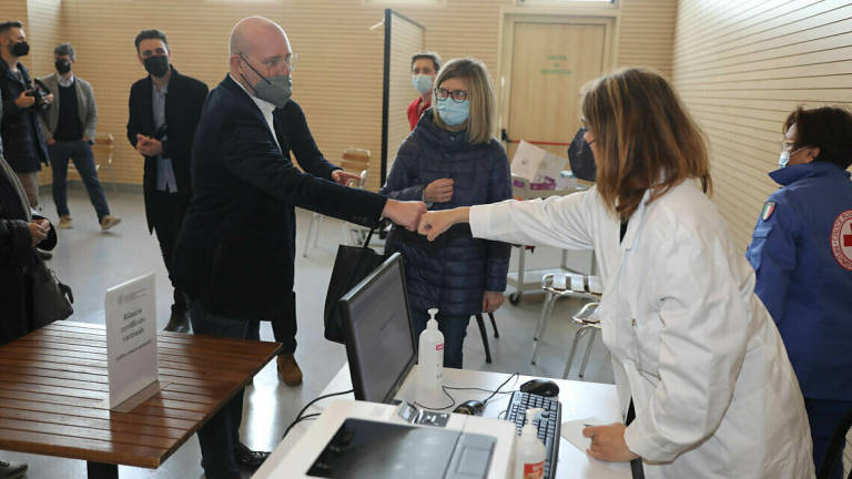 Vaccini agli over 60, Bonaccini apre alla campagna casa per casa Vaccini agli over 60, Bonaccini apre alla campagna casa per casa