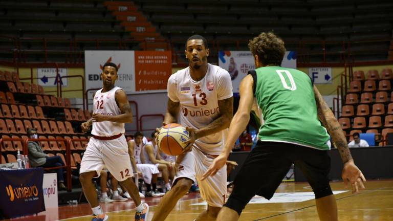 Basket, casi sospetti: annullato il test Unieuro-Rekico Basket, casi sospetti: annullato il test Unieuro-Rekico