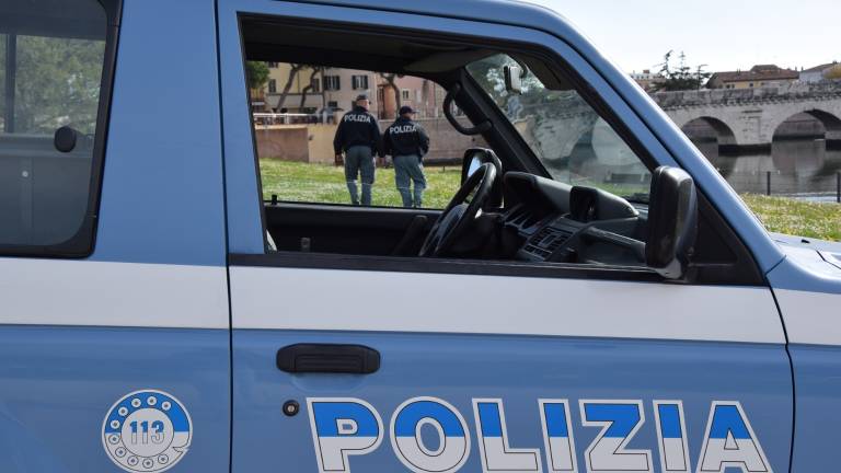 Rimini, vuole buttarsi dal ponte di Tiberio: salvata dai poliziotti Rimini, vuole buttarsi dal ponte di Tiberio: salvata dai poliziotti