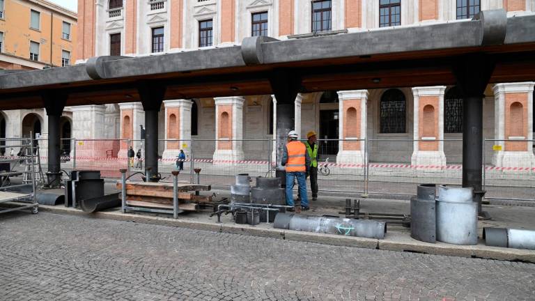 A Forlì sono iniziate le operazioni per rimuovere la pensilina di piazza Saffi. Siete favorevoli a questa scelta? A Forlì sono iniziate le operazioni per rimuovere la pensilina di piazza Saffi. Siete favorevoli a questa scelta?