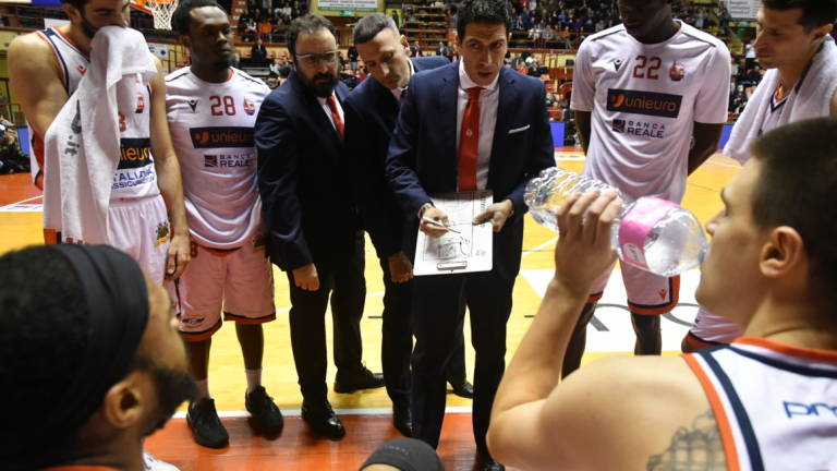Basket A2, Martino dopo il ko dell'Unieuro: Gli arbitri? C'è il commissario che li valuta Basket A2, Martino dopo il ko dell'Unieuro: Gli arbitri? C'è il commissario che li valuta