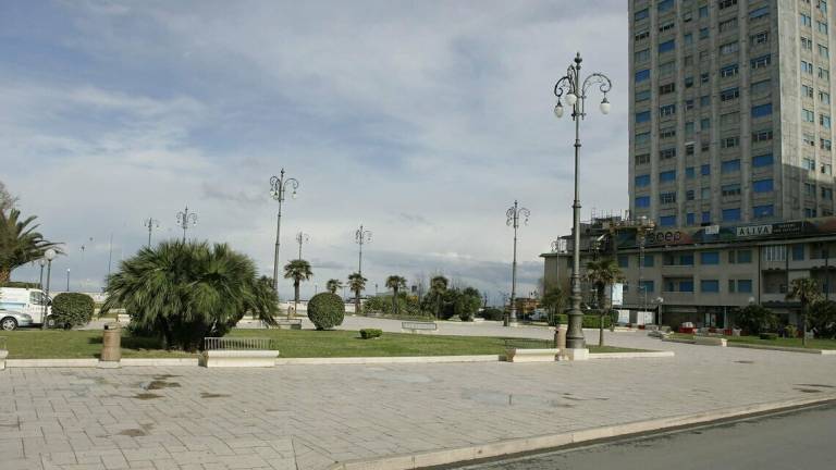 Cesenatico, spaccio di cocaina sotto al grattacielo: espulso e imbarcato in Albania Cesenatico, spaccio di cocaina sotto al grattacielo: espulso e imbarcato in Albania