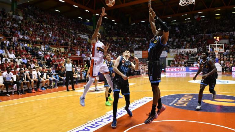 Basket A2, Falsa partenza dell'Unieuro: Cremona vince a Forlì la prima sfida che vale la promozione (72-77) VIDEO Basket A2, Falsa partenza dell'Unieuro: Cremona vince a Forlì la prima sfida che vale la promozione (72-77) VIDEO