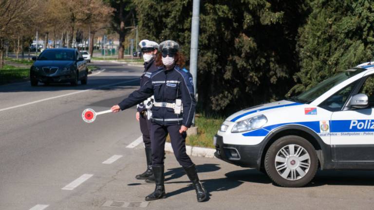 Norme anti contagio, centinaia di controlli e 4 denunce della polizia locale di Imola Norme anti contagio, centinaia di controlli e 4 denunce della polizia locale di Imola