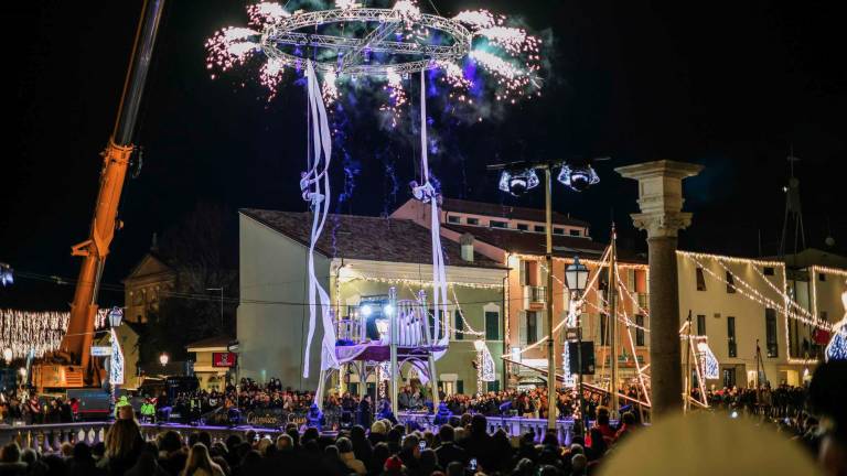 Cesenatico, diverse migliaia di persone per lo spettacolo e l’accensione delle luci del presepe della marineria - Gallery Cesenatico, diverse migliaia di persone per lo spettacolo e l’accensione delle luci del presepe della marineria - Gallery