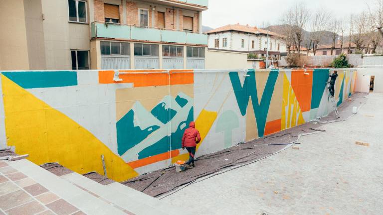 Dal lavoro in classe al disegno sul muro: genesi del murale della nuova scuola di San Piero Dal lavoro in classe al disegno sul muro: genesi del murale della nuova scuola di San Piero