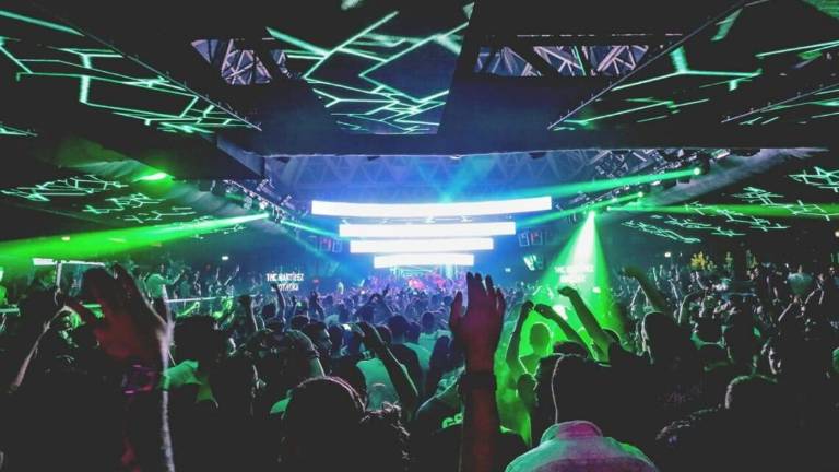 Ferragosto, discoteche dimezzate e si balla con la mascherina Ferragosto, discoteche dimezzate e si balla con la mascherina