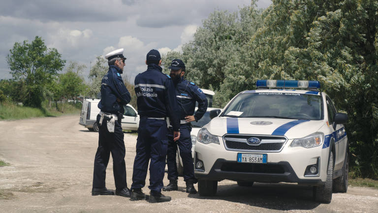 Rimini, blitz degli agenti, trovati 400 ragazzi alla festa abusiva Rimini, blitz degli agenti, trovati 400 ragazzi alla festa abusiva