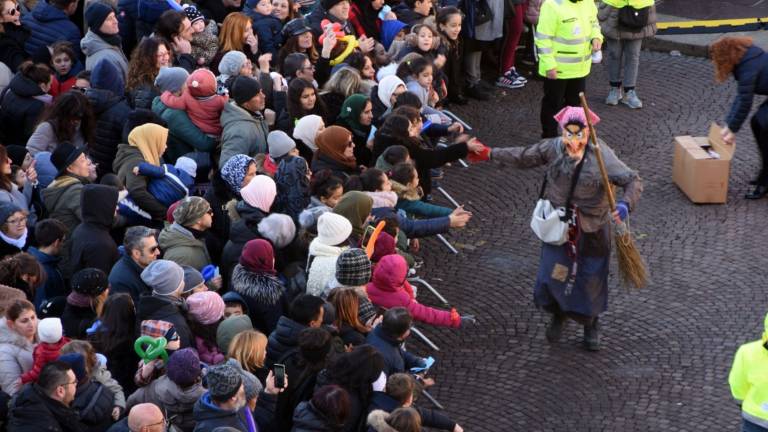 Befana in piazza Saffi a Forlì, raccolti 2.626,39 euro Befana in piazza Saffi a Forlì, raccolti 2.626,39 euro
