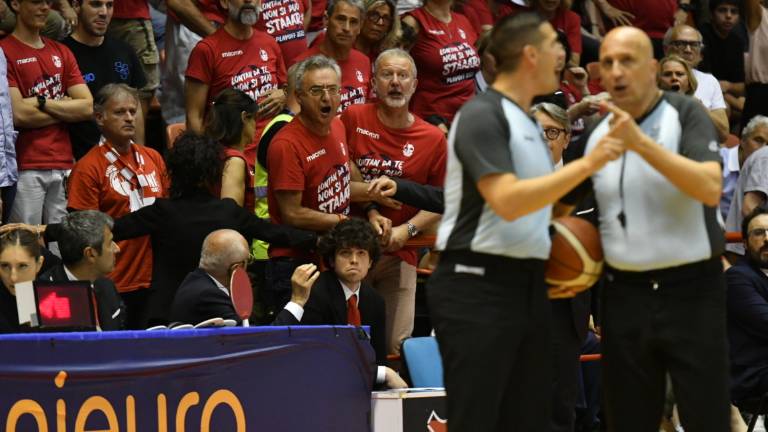 Basket A2, arbitro aggredito da un tifoso a Forlì: il campo dell'Unieuro squalificato per due giornate Basket A2, arbitro aggredito da un tifoso a Forlì: il campo dell'Unieuro squalificato per due giornate