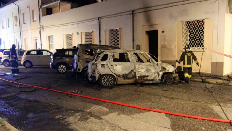 Lugo, l’inafferrabile piromane del centro alza il tiro: a fuoco altre 3 auto nella notte Lugo, l’inafferrabile piromane del centro alza il tiro: a fuoco altre 3 auto nella notte