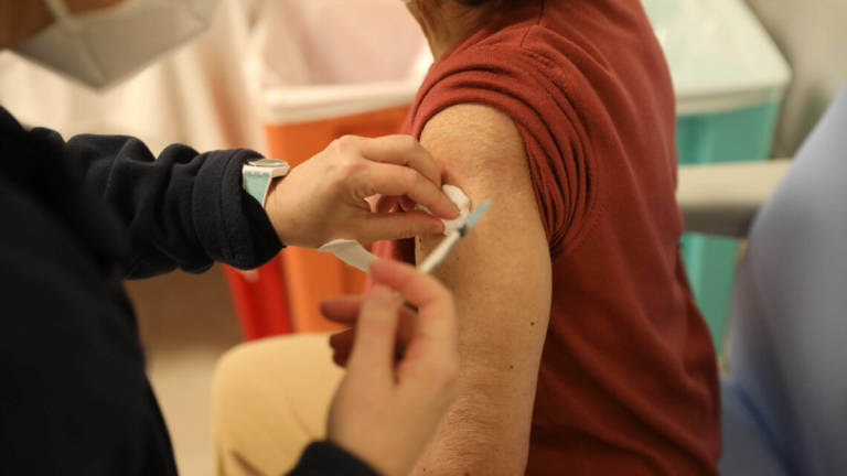 Covid, al via la somministrazione della quarta dose per i fragili Covid, al via la somministrazione della quarta dose per i fragili