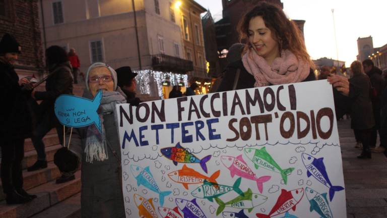 Faenza, 3mila sardine in piazza. E domani arriva Salvini Faenza, 3mila sardine in piazza. E domani arriva Salvini
