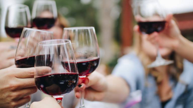 Niente bollino nero per il vino in Europa: Bonaccini brinda e festeggia Niente bollino nero per il vino in Europa: Bonaccini brinda e festeggia