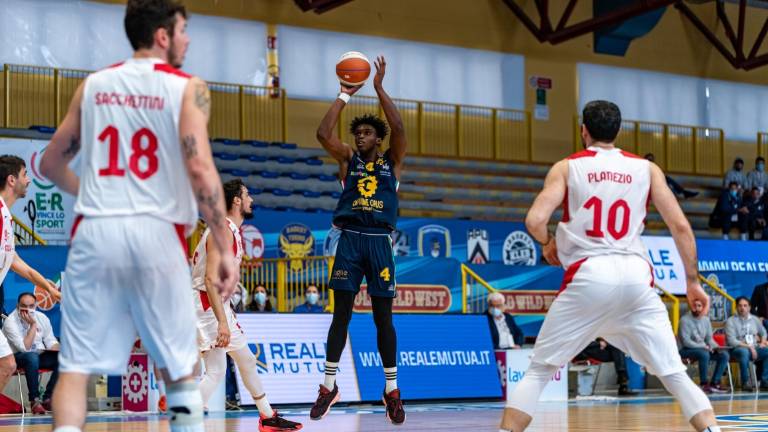 Basket A2, un altro under vestito d'azzurrino per l'OraSì: è il centro Onojaife Basket A2, un altro under vestito d'azzurrino per l'OraSì: è il centro Onojaife