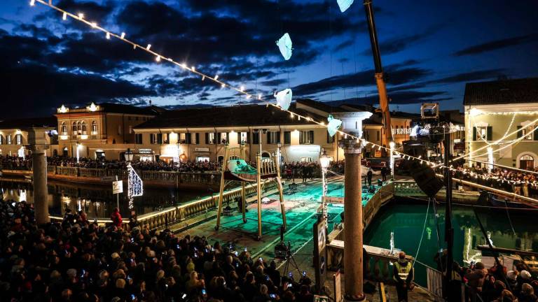 Cesenatico, diverse migliaia di persone per lo spettacolo e l’accensione delle luci del presepe della marineria - Gallery Cesenatico, diverse migliaia di persone per lo spettacolo e l’accensione delle luci del presepe della marineria - Gallery