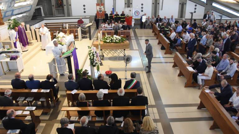 Forlì omaggia Grandi. Folla ai funerali del dirigente sportivo Forlì omaggia Grandi. Folla ai funerali del dirigente sportivo