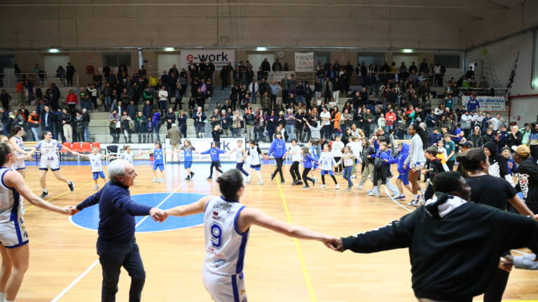 Basket A1 donne play-out, la E-Work si salva e festeggia con un girotondo in campo GALLERY Basket A1 donne play-out, la E-Work si salva e festeggia con un girotondo in campo GALLERY