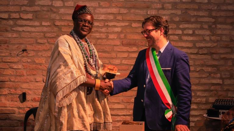 Diamo il benvenuto a sua maestà. Il re di un villaggio del Camerun in visita a Bagno di Romagna Diamo il benvenuto a sua maestà. Il re di un villaggio del Camerun in visita a Bagno di Romagna