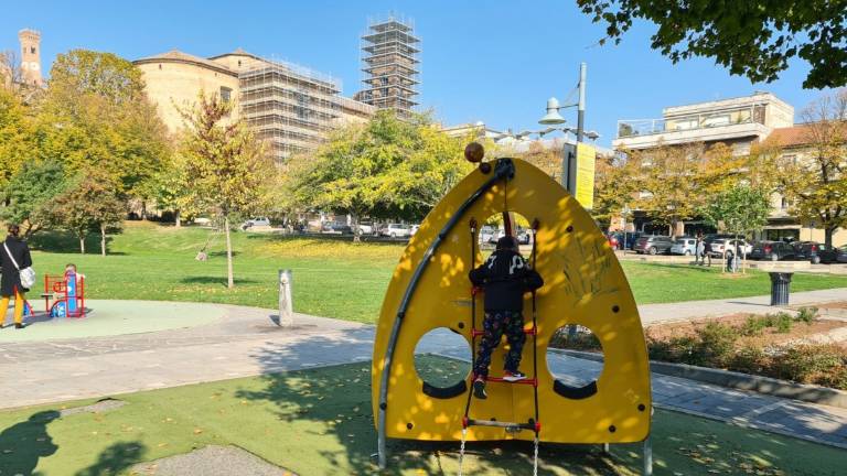 Santarcangelo, manutenzione l'area giochi del parco Campo della Fiera Santarcangelo, manutenzione l'area giochi del parco Campo della Fiera