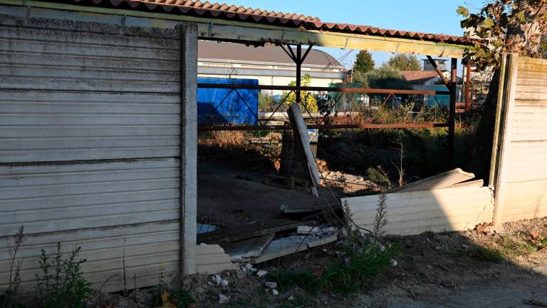 Il muro di cemento dove ha finito la sua corsa il velivolo a motore, danneggiandolo (Foto Blaco) Il muro di cemento dove ha finito la sua corsa il velivolo a motore, danneggiandolo (Foto Blaco)