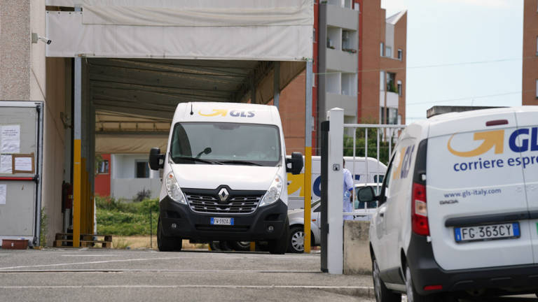 Imola, maxi furto con rapina alla Gls indagano i carabinieri Imola, maxi furto con rapina alla Gls indagano i carabinieri