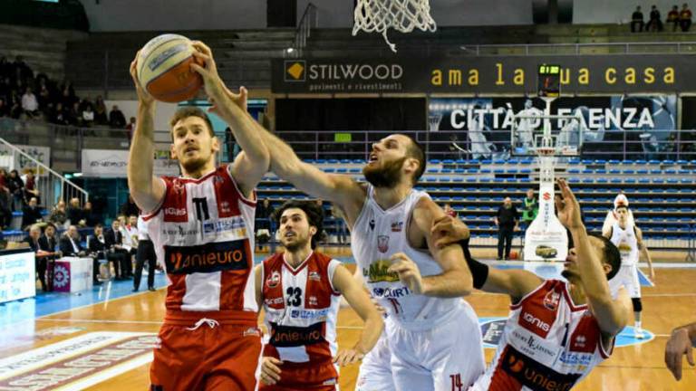 Basket A2, si riparte: il derby Unieuro-Naturelle lunedì alle 20.30 Basket A2, si riparte: il derby Unieuro-Naturelle lunedì alle 20.30